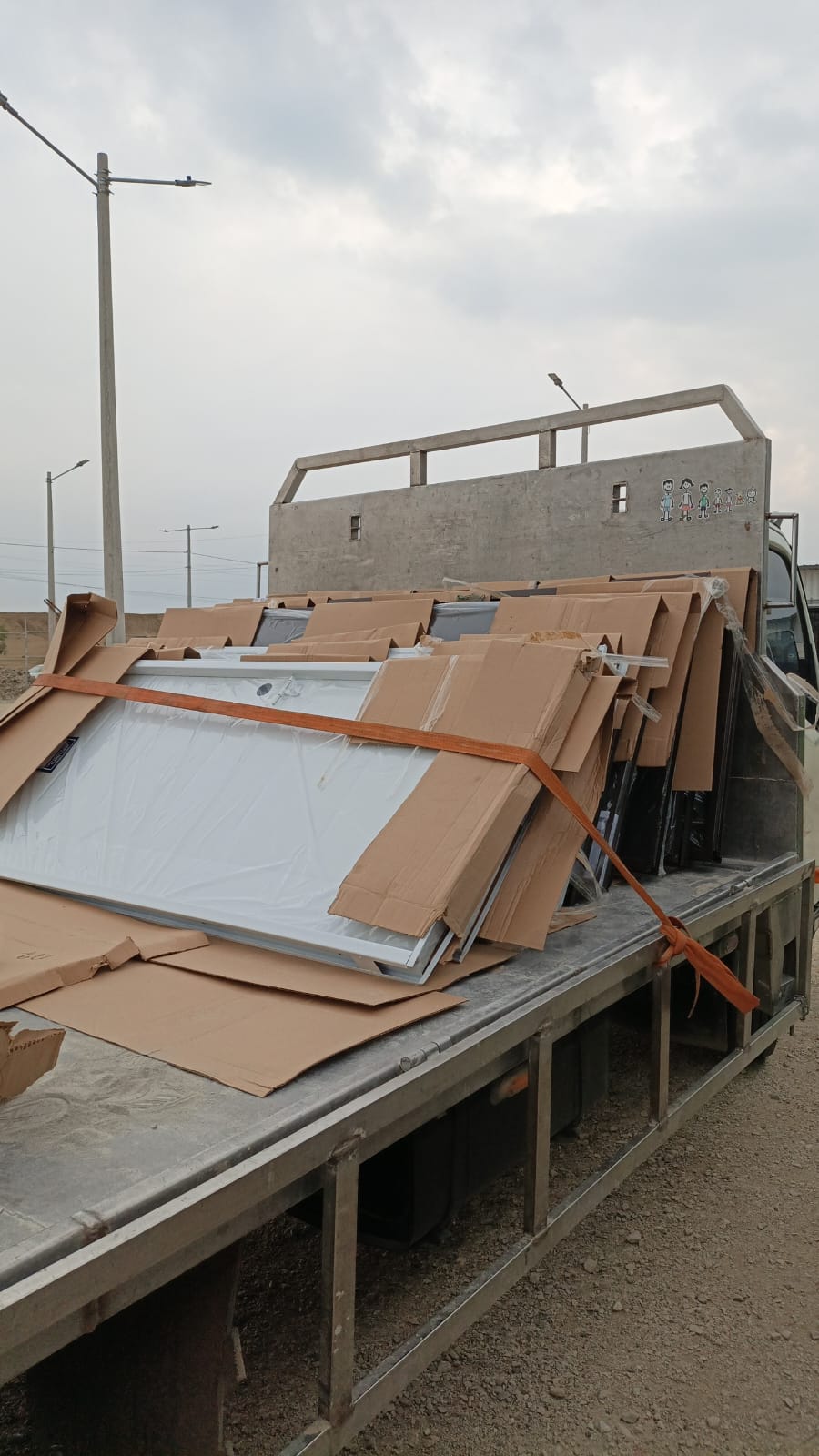 Camión de plataforma con material de obra