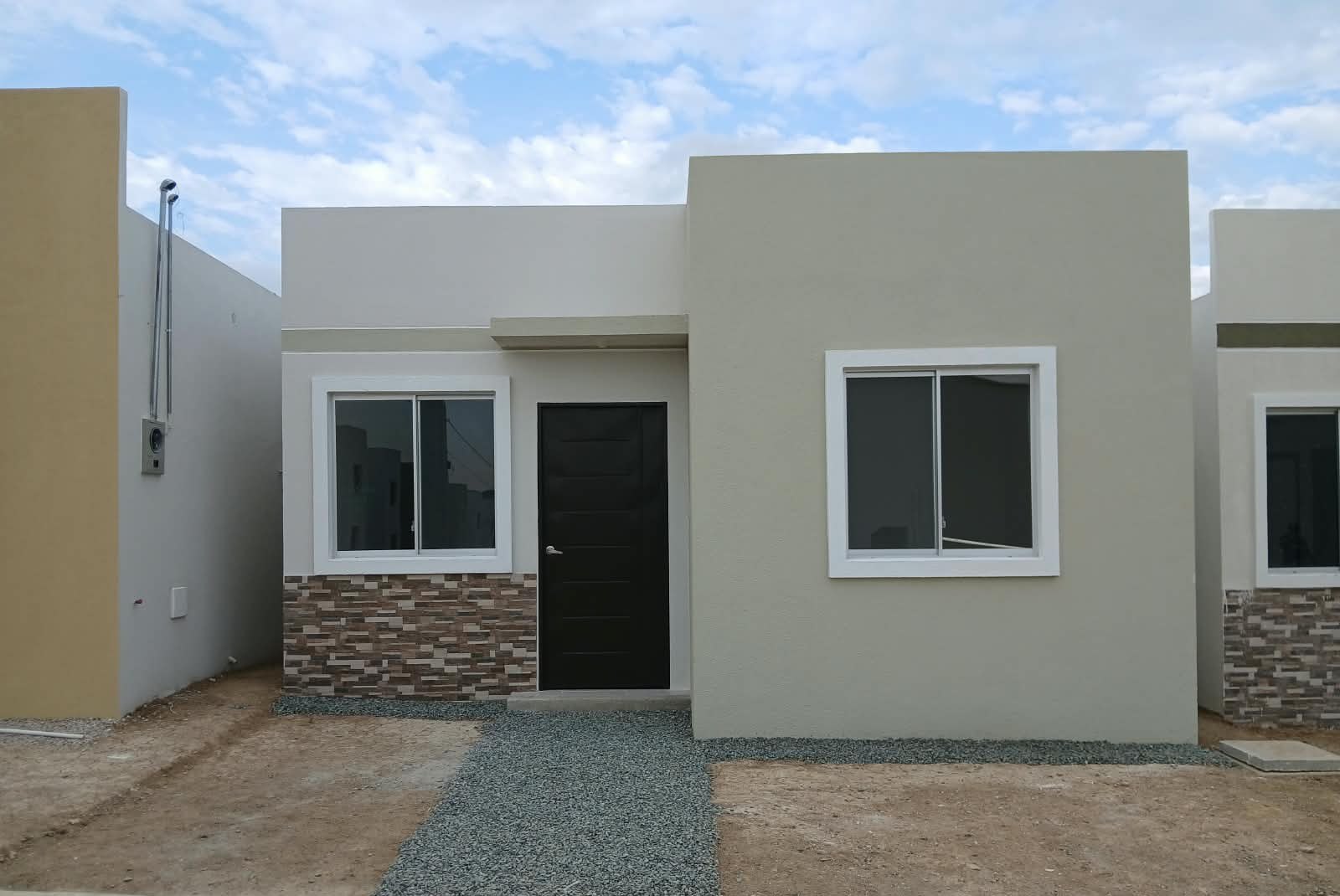 Vivienda terminada con enchape de piedra